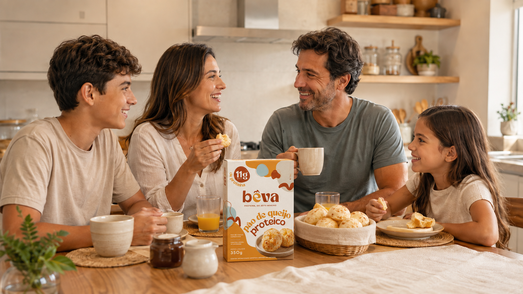 Família reunida à mesa de café da manhã com a Bêva
